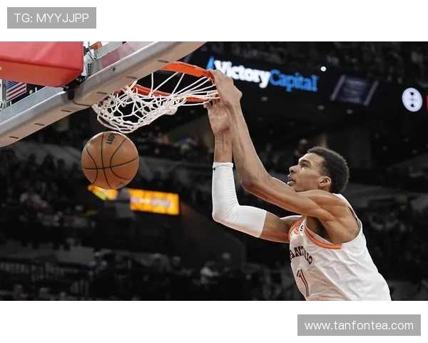 文班亚马半场爆发16分6篮板2抢断 正负值+21展现统治力